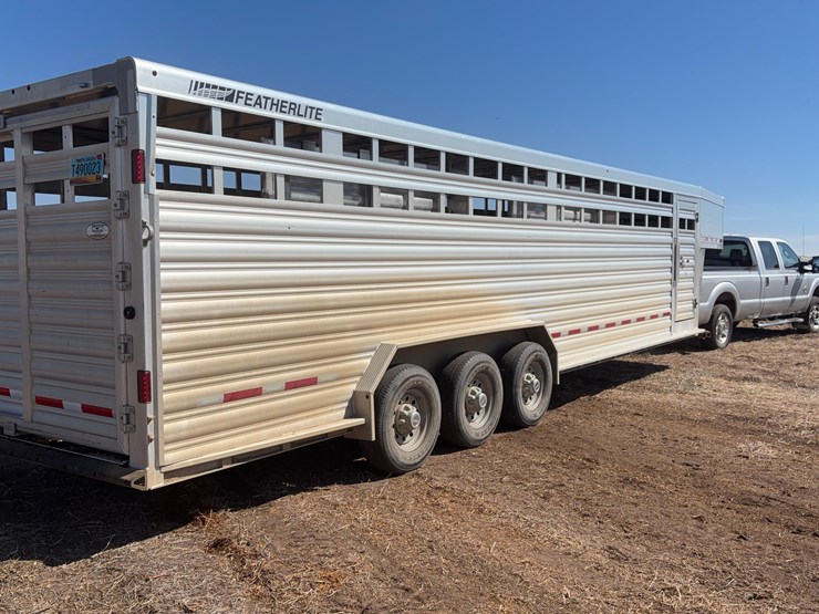 2022-featherlite-8127-livestock-trailer-image-8