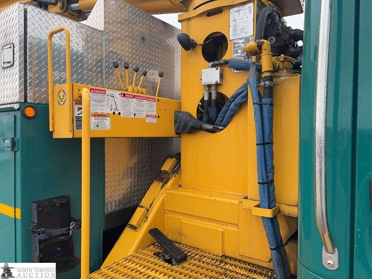 2012-freightliner-m2-106-image-15