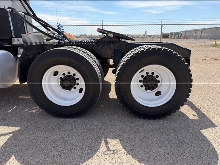 2009-peterbilt-388-image-11