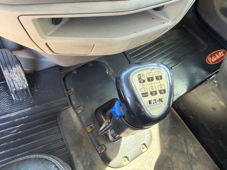 2016-peterbilt-567-image-14