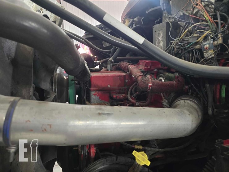 2012-freightliner-m2-106-image-32