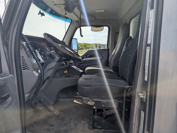 2015-kenworth-t880-image-13