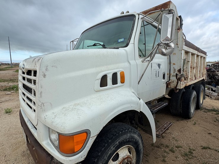 2001-sterling-lt7500-image-4