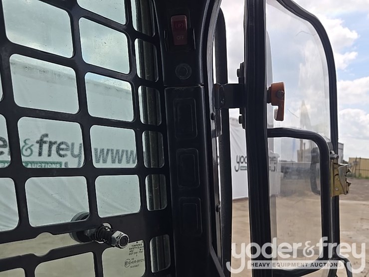 2021-bobcat-t740-image-103