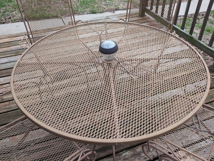 outdoor-metal-mesh-table-and-chairs-set-image-2