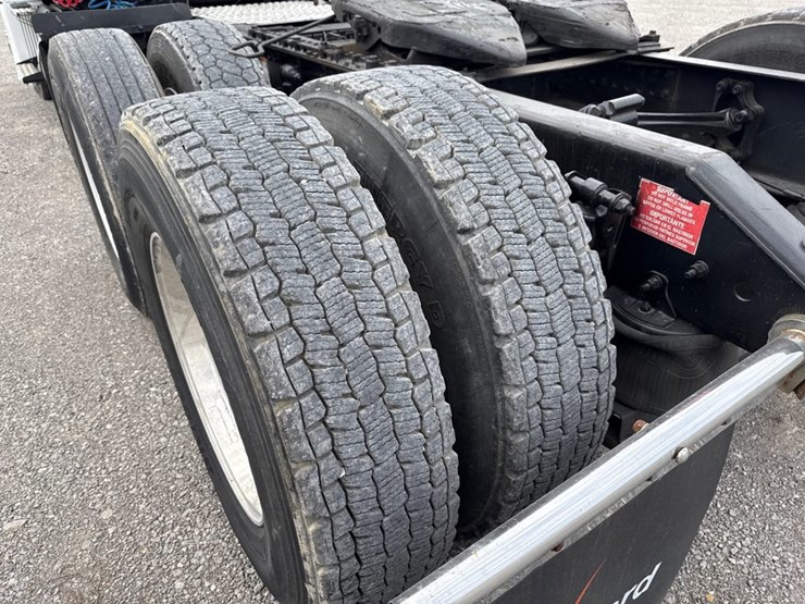 #31952-•-2010-volvo-vnl-tandem-axle-truck-tractor-image-17