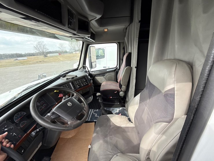 #31956-•-2012-volvo-vnl-tandem-axle-truck-tractor-image-23