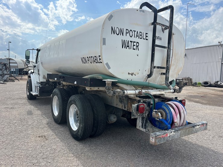 2020-freightliner-m2-106-image-7