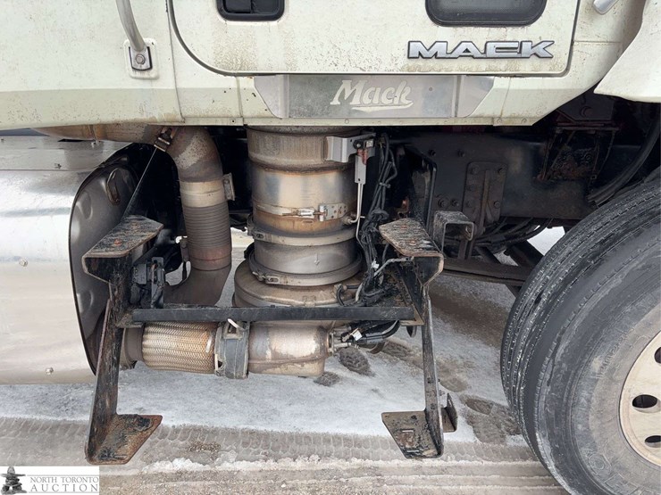 non-operable-2014-mack-pinnacle-t/a-day-cab-tractor-image-11