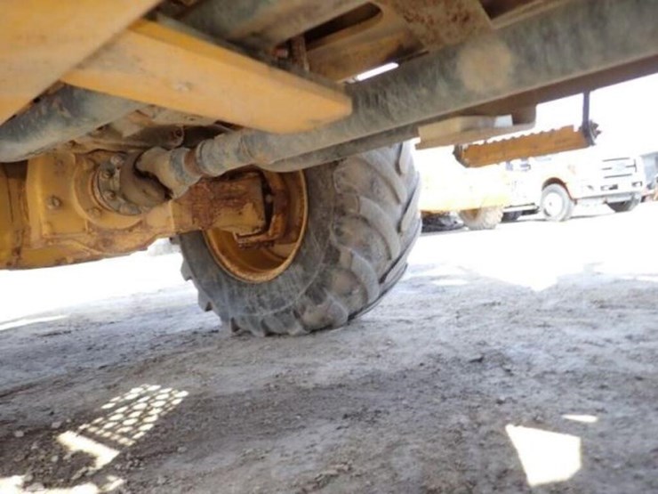 2014-deere-324j-image-47