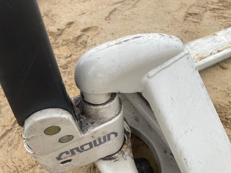 #3917-•-crown-5,000-lbs.-pallet-jack-image-10