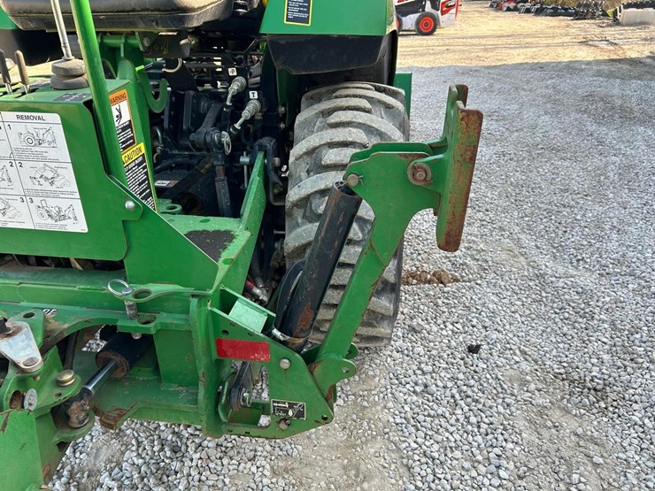 2021-john-deere-2032r-image-14