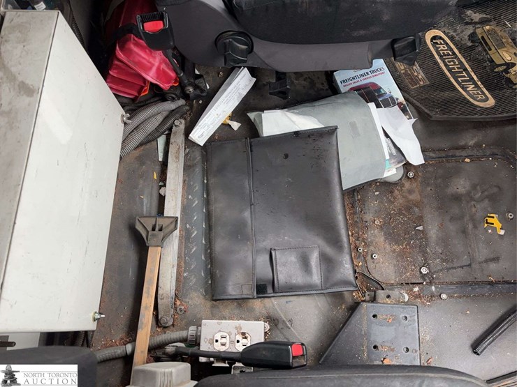 2011-freightliner-m2-106-image-34