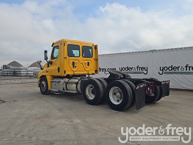 2012-freightliner-cascadia-125-image-3