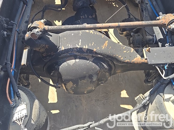 2011-freightliner-cascadia-125-image-25