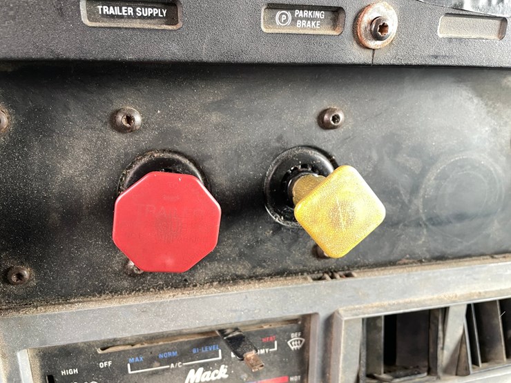 #400-•-1997-mac-ch600-semi-(has-wi-title)-image-87