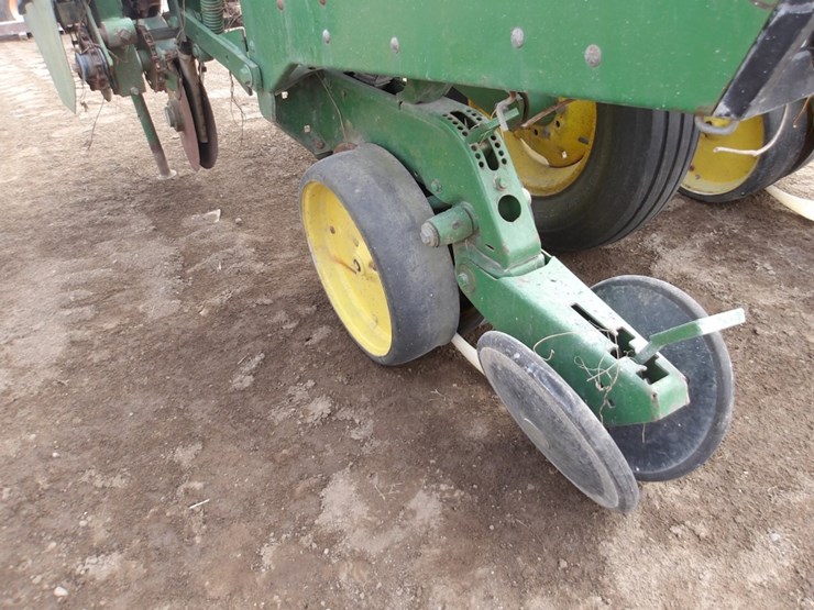 #7426-•-3pt-2-row-john-deere-planter-image-15