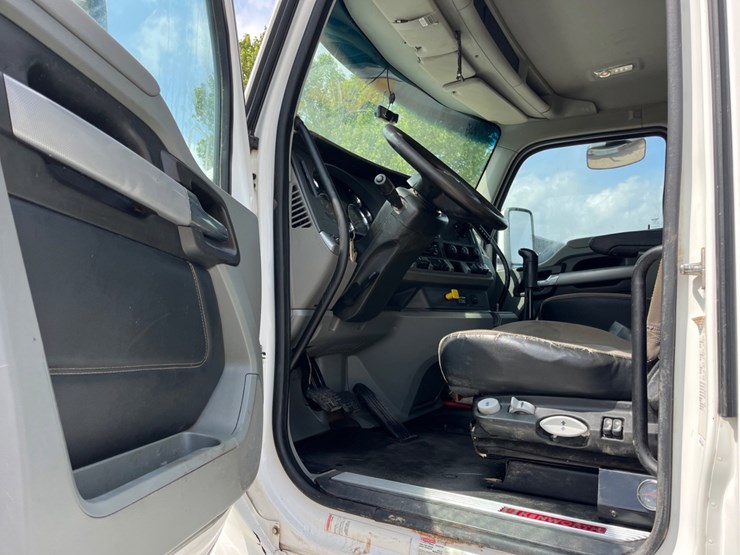 2020-kenworth-t880-image-28