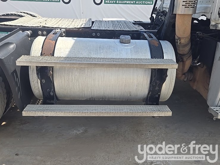 2011-freightliner-cascadia-125-image-37