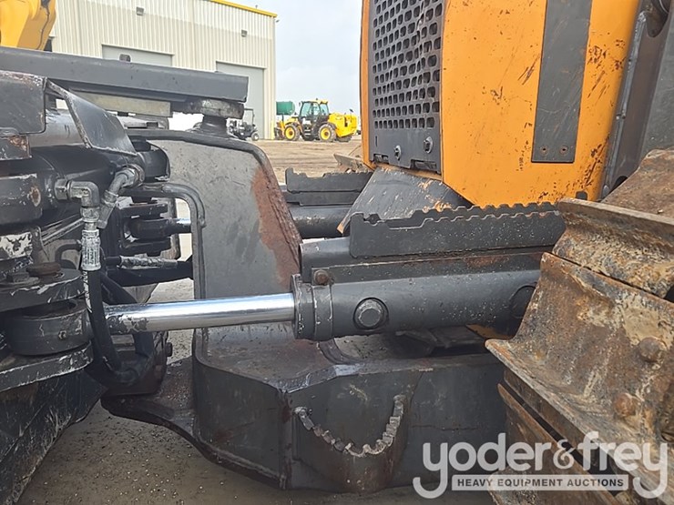 2016-case-750m-image-30