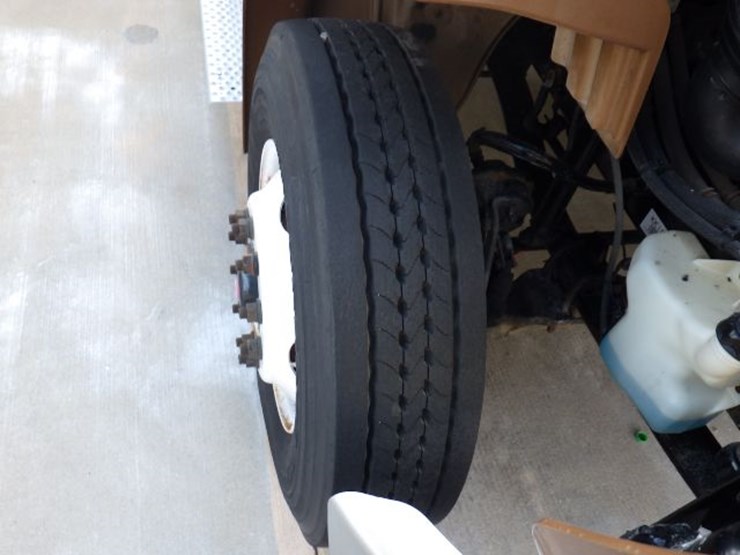 2019-freightliner-m2-106-image-20