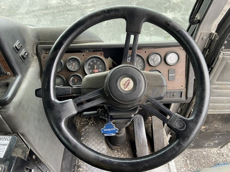 2014-peterbilt-320-image-20