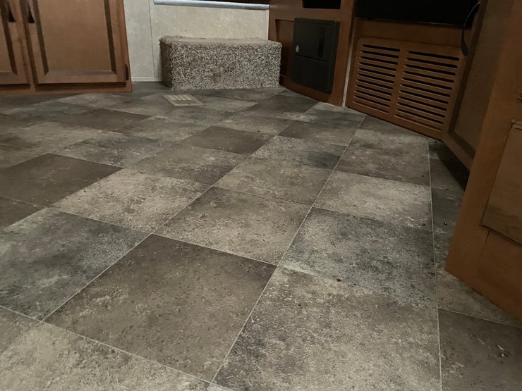 #201-•-2014-palomino-puma-253-fbs-27'-fifth-wheel-camper-(has-wi-title)-image-83