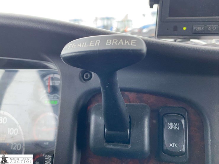 2011-freightliner-m2-106-image-14