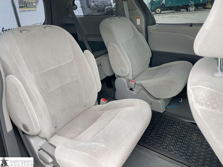 2015-toyota-sienna-image-21