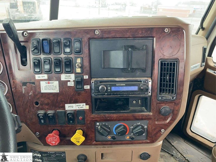 2014-mack-granite-t/a-crane-truck-image-3