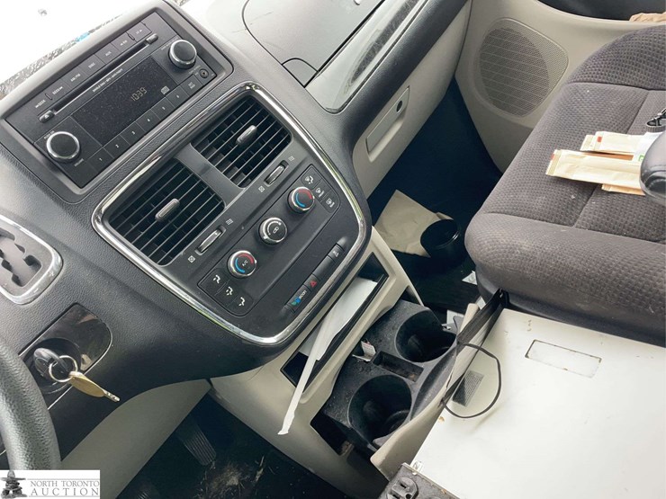 2014-dodge-grand-caravan-sxt-image-13