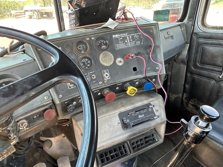 #31965-•-1989-mack-r688-tandem-axle-truck-tractor-image-33