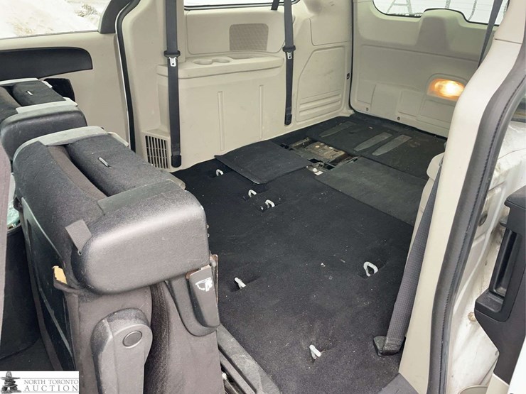 2014-dodge-grand-caravan-sxt-image-15