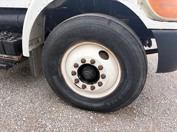 2007-peterbilt-335-image-12