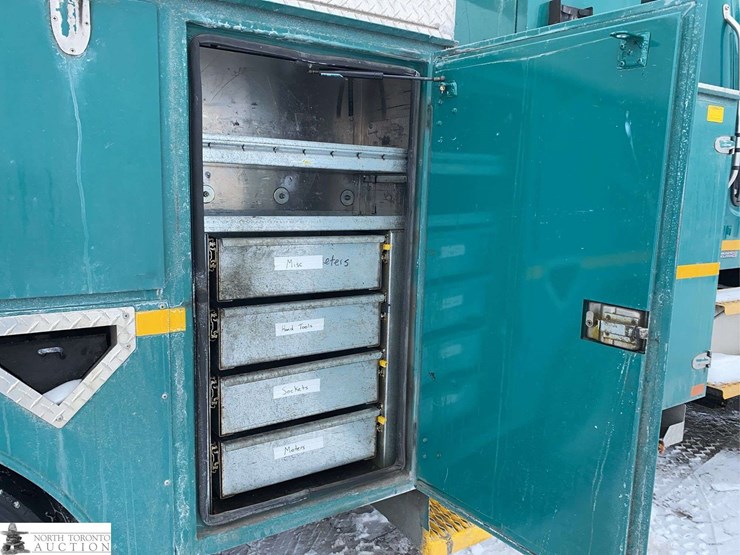 2011-freightliner-m2-106-image-35