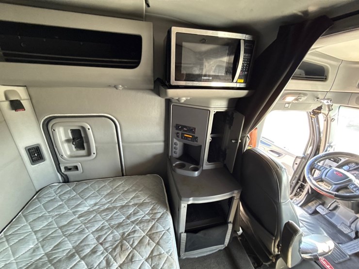 2018-peterbilt-579-image-46