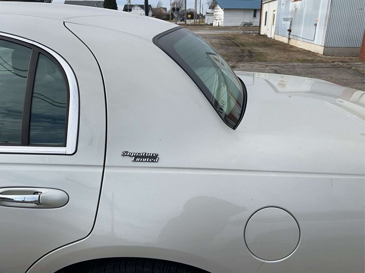 2005-lincoln-town-car-image-23