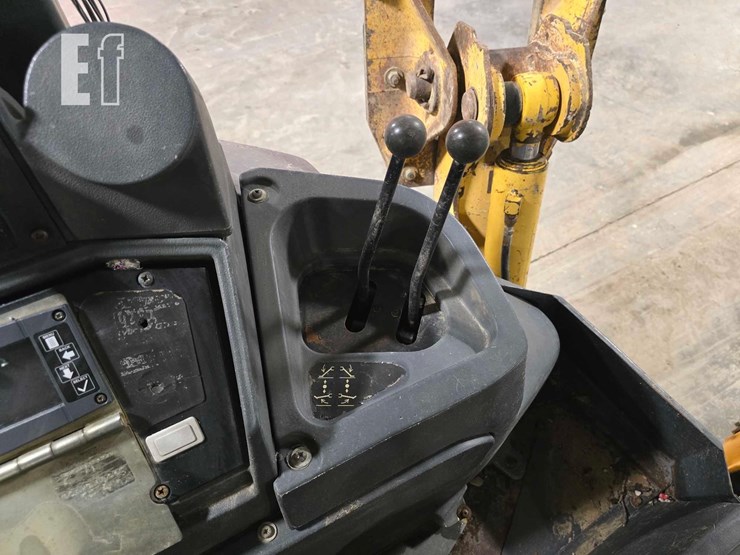 2011-deere-310j-image-24