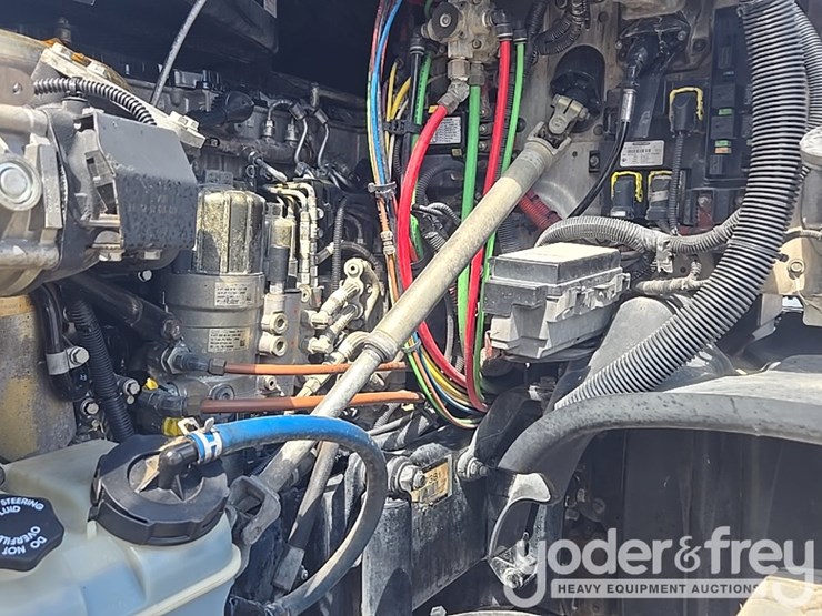 2011-freightliner-cascadia-125-image-47