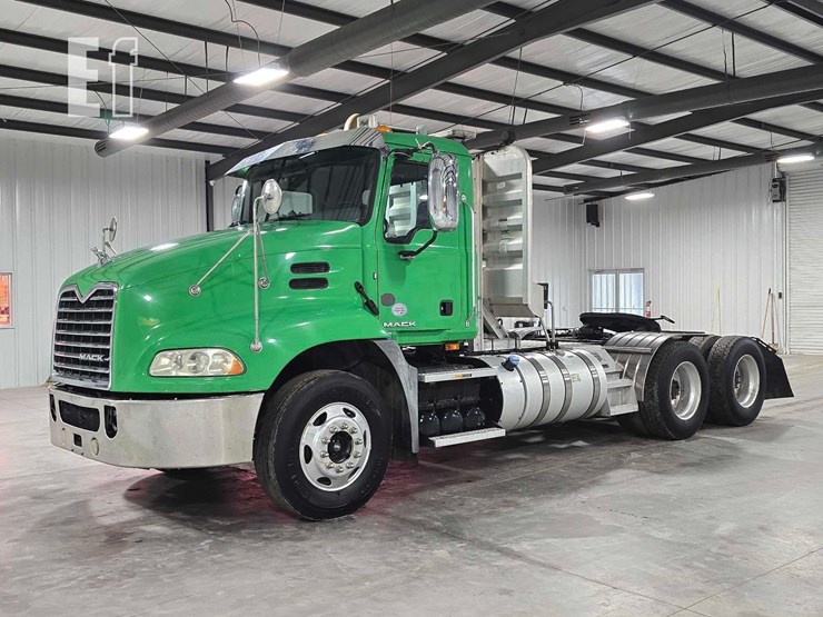 2017-mack-pinnacle-cxu613-image-1