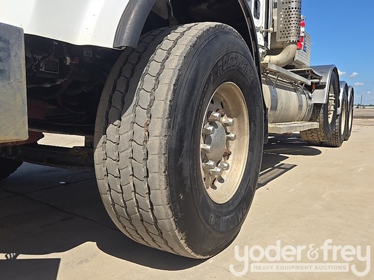 2014-kenworth-t880-image-11