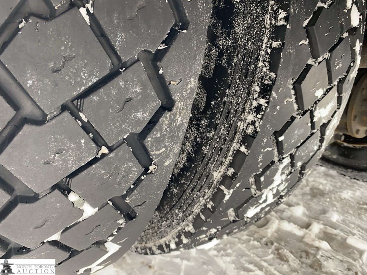 2011-freightliner-m2-106-image-42