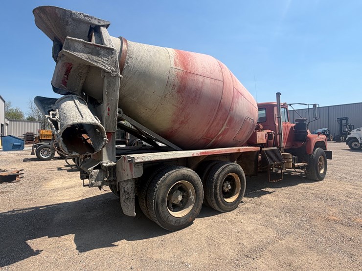 #31932-•-1986-mack-dm6-tandem-axle-concrete-truck-image-3
