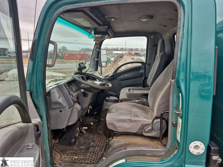 2016-isuzu-nqr-image-11