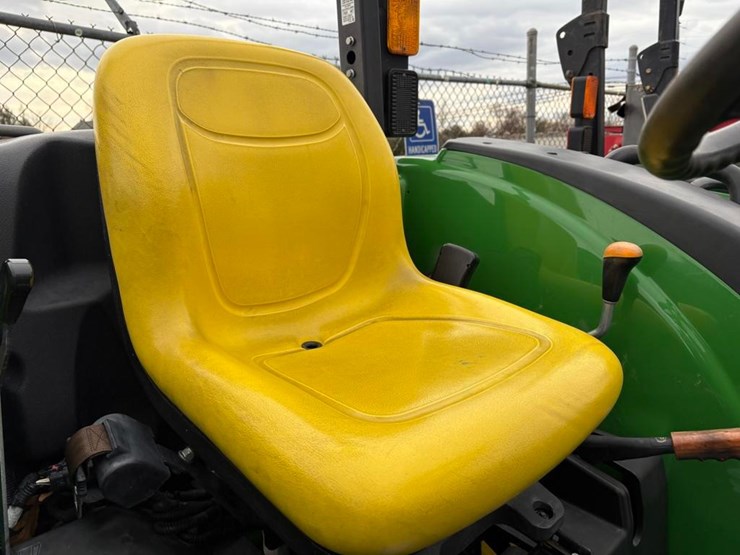 2019-john-deere-4044m-image-15