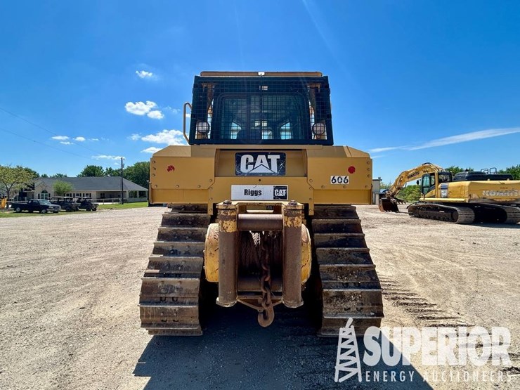 2012-caterpillar-d6t-image-3