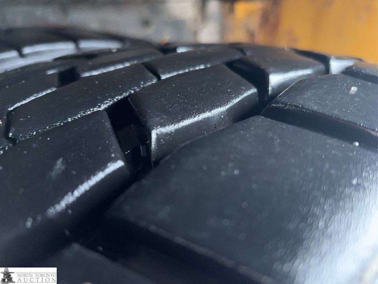 2011-freightliner-m2-106-image-41