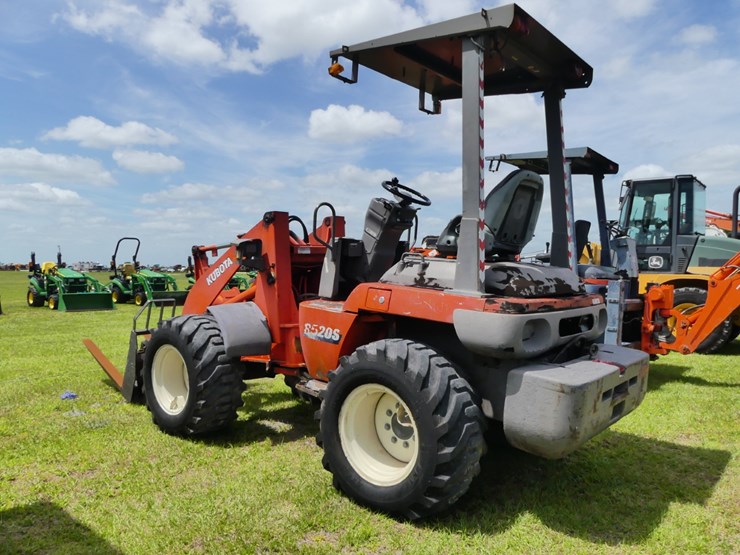 2012-kubota-r520s-image-4