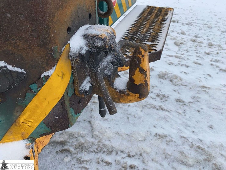 2011-freightliner-m2-106-image-25