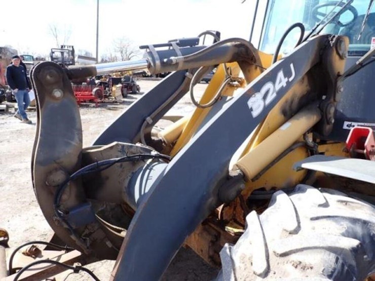 2014-deere-324j-image-22